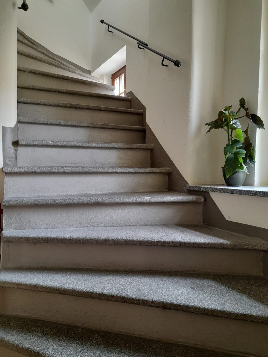 Granitsteintreppe (Baujahr 1996) vom 1. zum 2. Obergeschoss